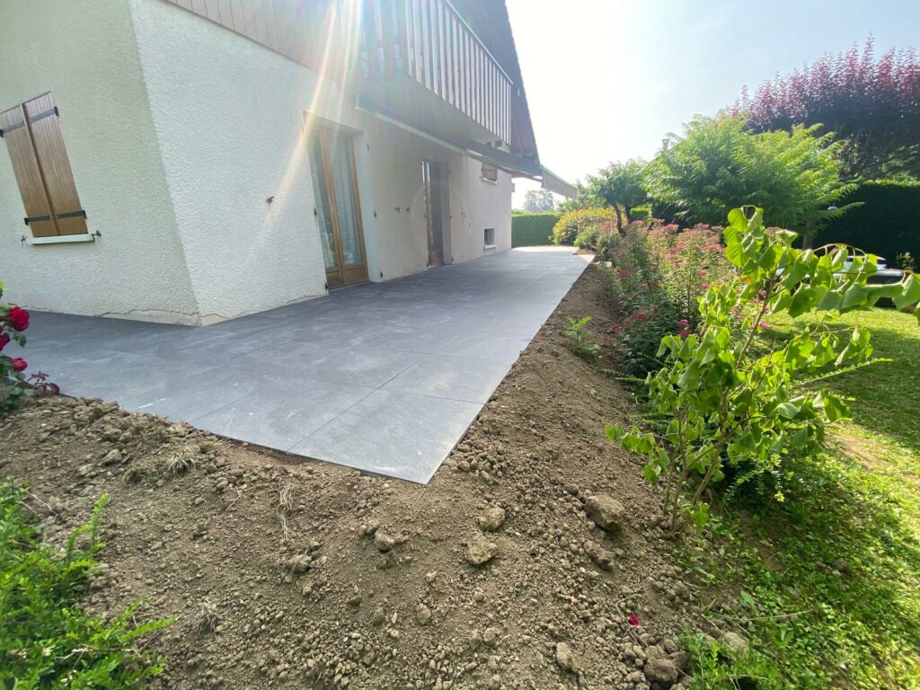 Terrasse carrelée moderne réalisée par nos artisans à Reignier