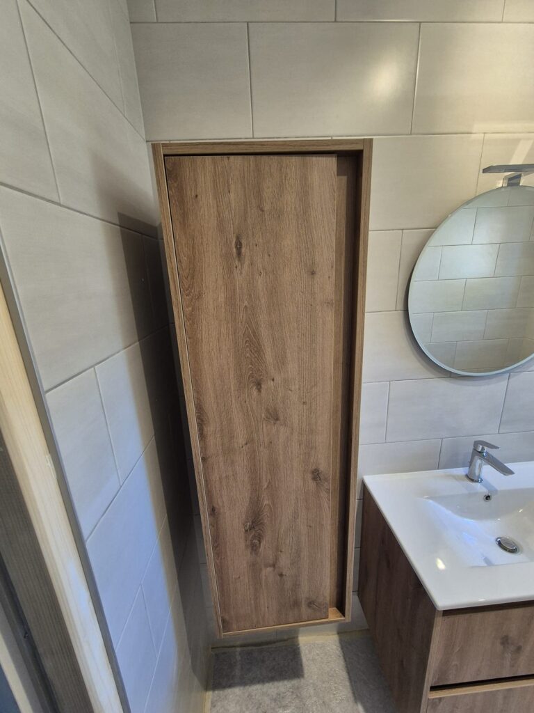 meuble de rangement en bois dans une salle de bains rénovée à Annemasse