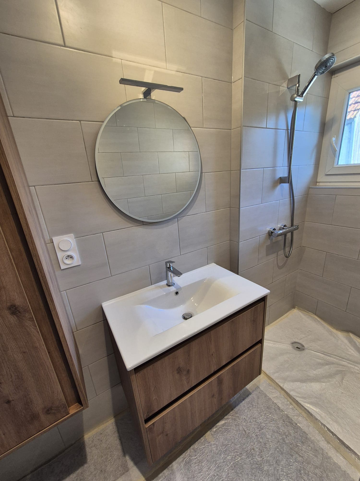 salle de bains rénovée à Annemasse en cours de finition avec vasque et douche