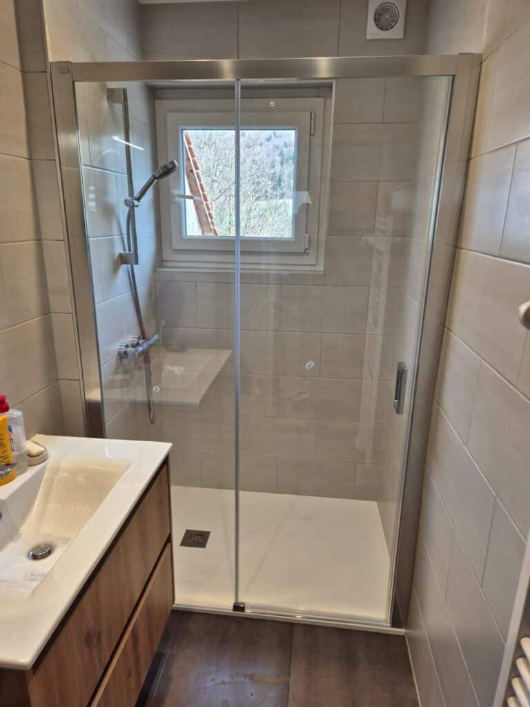 salle de bains rénovée à Annemasse avec meuble vasque en bois et douche italienne moderne
