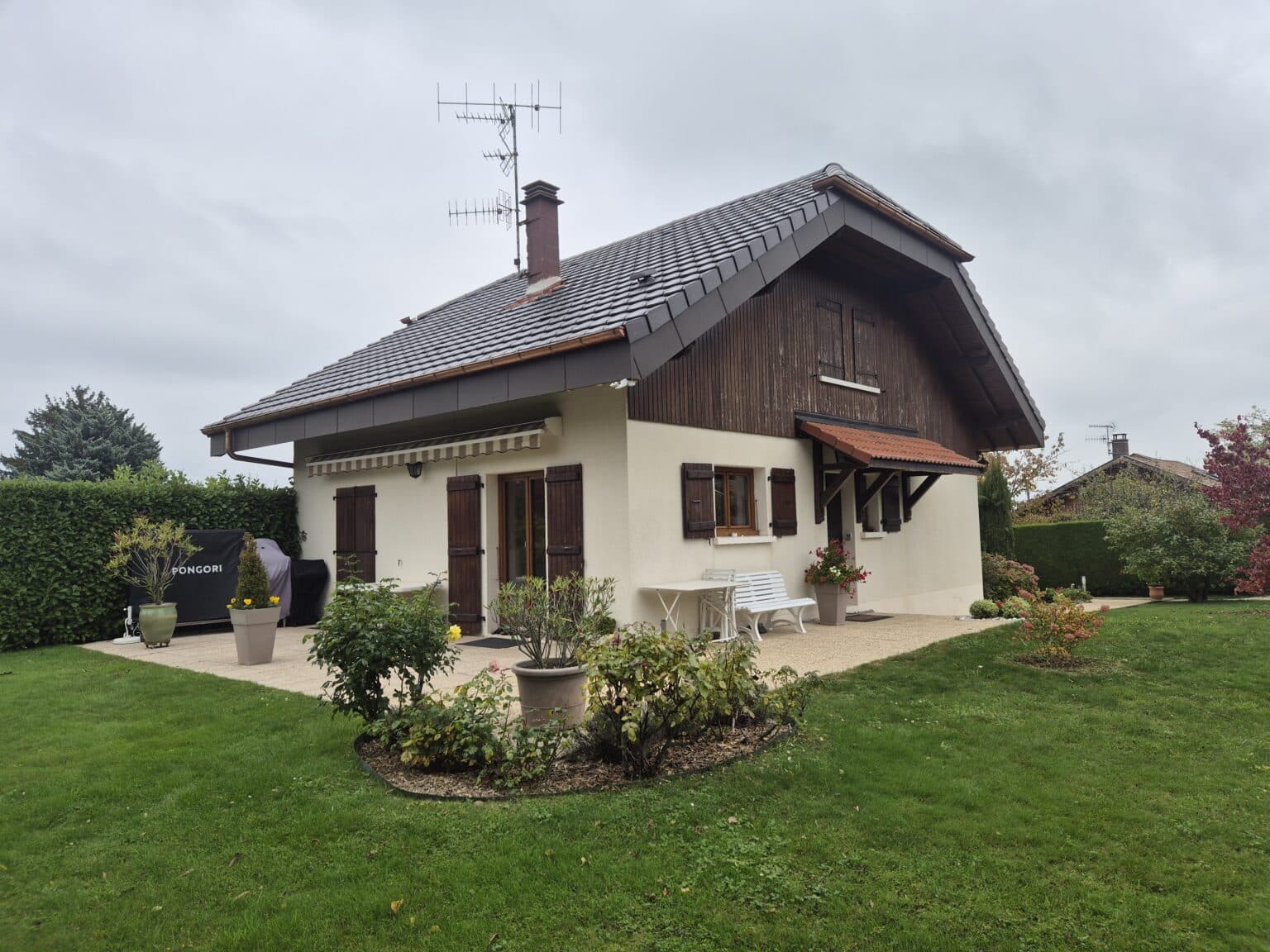 Couverture de toit rénovée à Bons-en-Chablais sur une maison traditionnelle.
