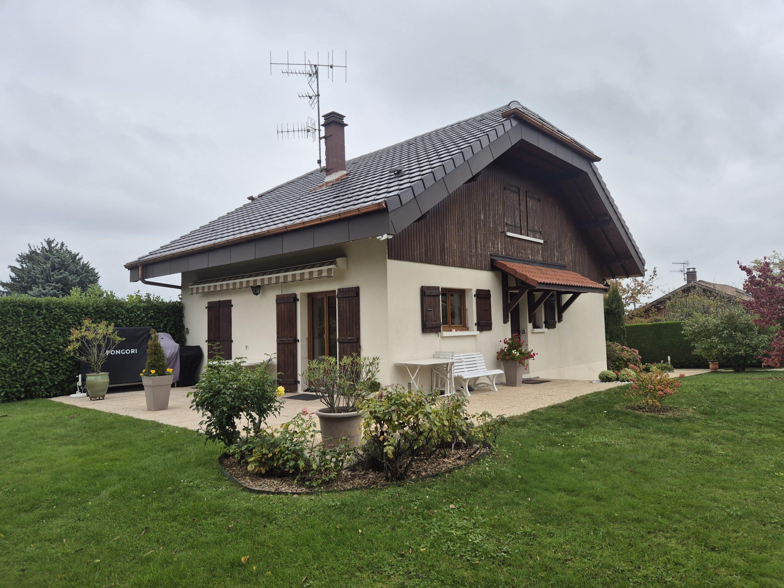 Couverture de toit rénovée à Bons-en-Chablais sur une maison traditionnelle.