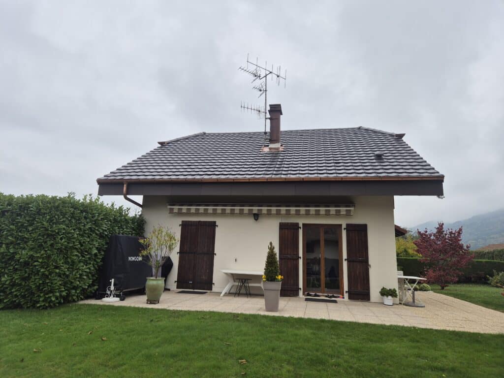 Rénovation de toiture à Bons-en-Chablais avec pose de nouvelles tuiles pour un rendu moderne.