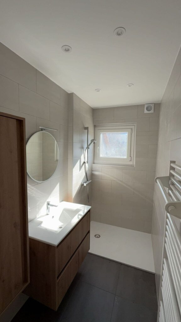 résultat final de la rénovation d’une salle de bains moderne à Annemasse