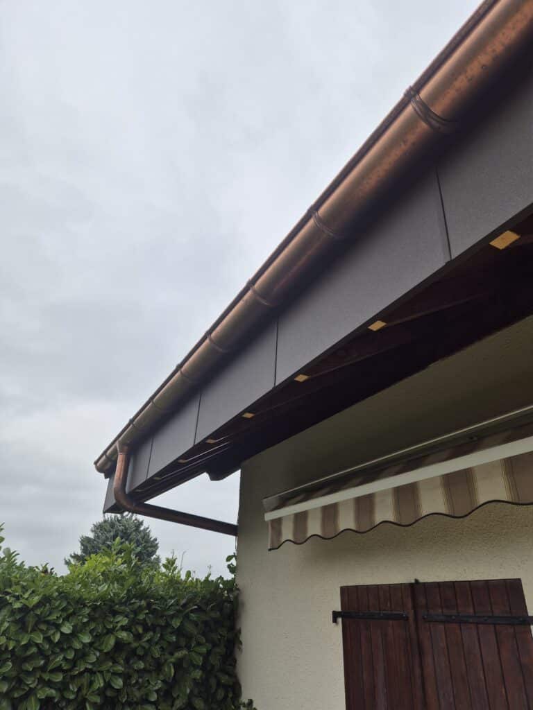 Détail de la zinguerie en cuivre sur une toiture rénovée à Bons-en-Chablais.