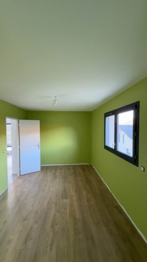 Chambre peinte en vert à Bons-en-Chablais avec sol parquet neuf