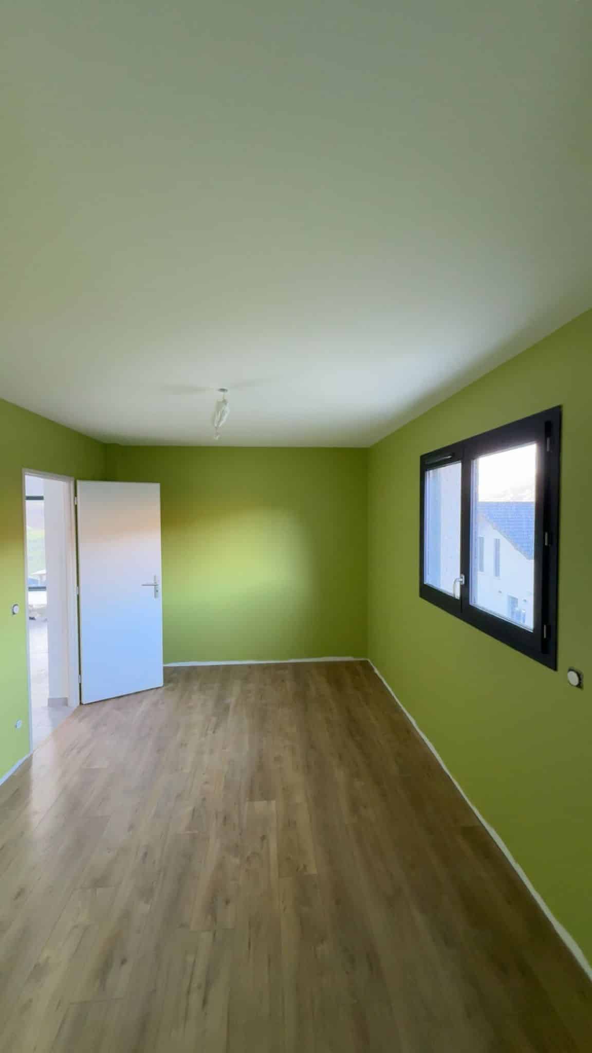Chambre peinte en vert à Bons-en-Chablais avec sol parquet neuf