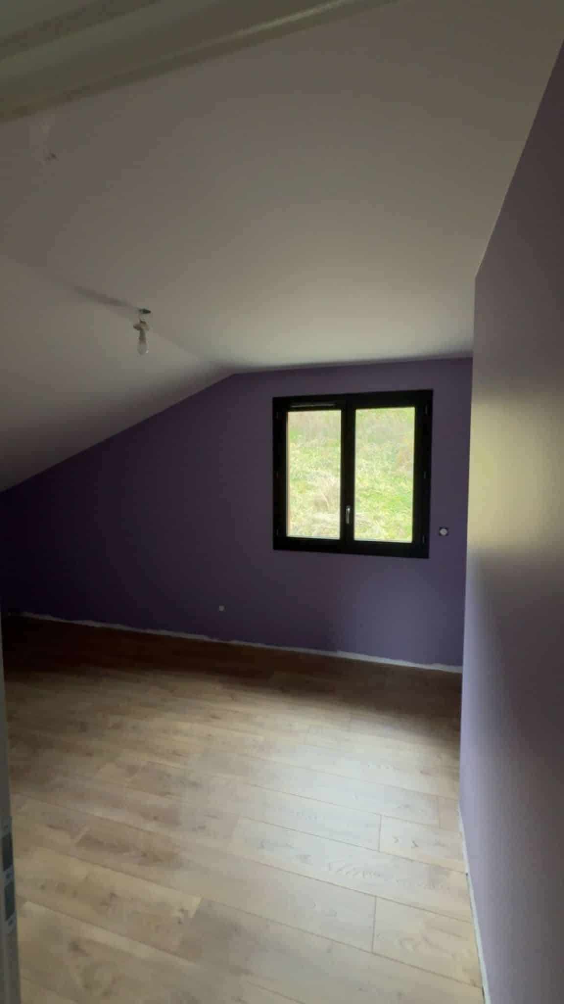 Chambre rénovée à Bons-en-Chablais avec peinture violette moderne