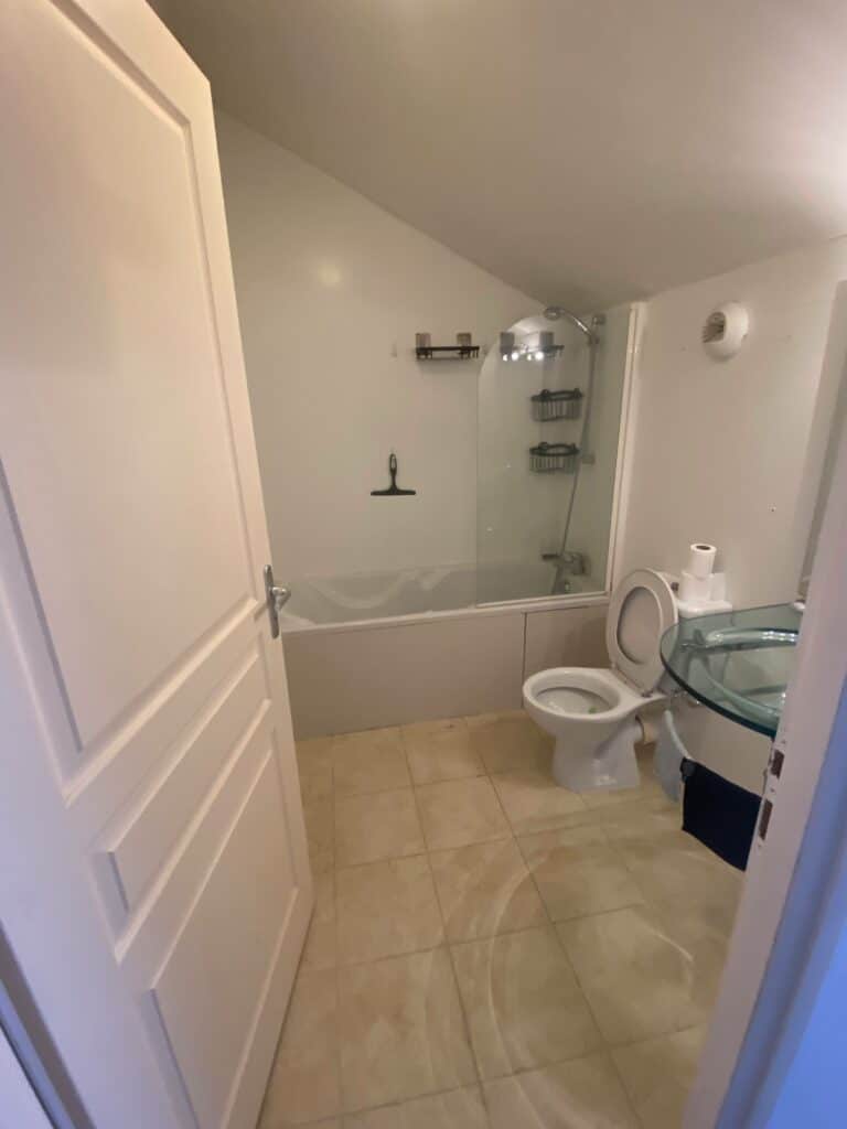 Ancienne salle de bain avant rénovation à Douvaine