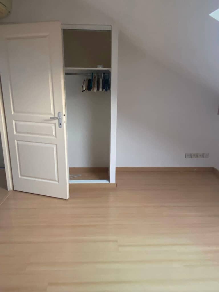 Chambre avec placard avant rénovation à Douvaine