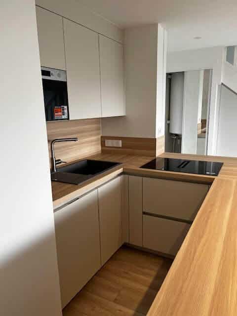 Cuisine rénovée à Douvaine avec plan de travail bois et aménagement moderne