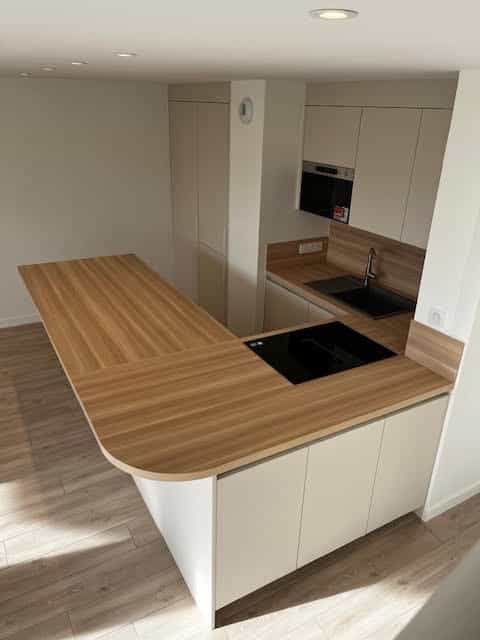 Cuisine rénovée à Douvaine avec îlot moderne et plan de travail en bois