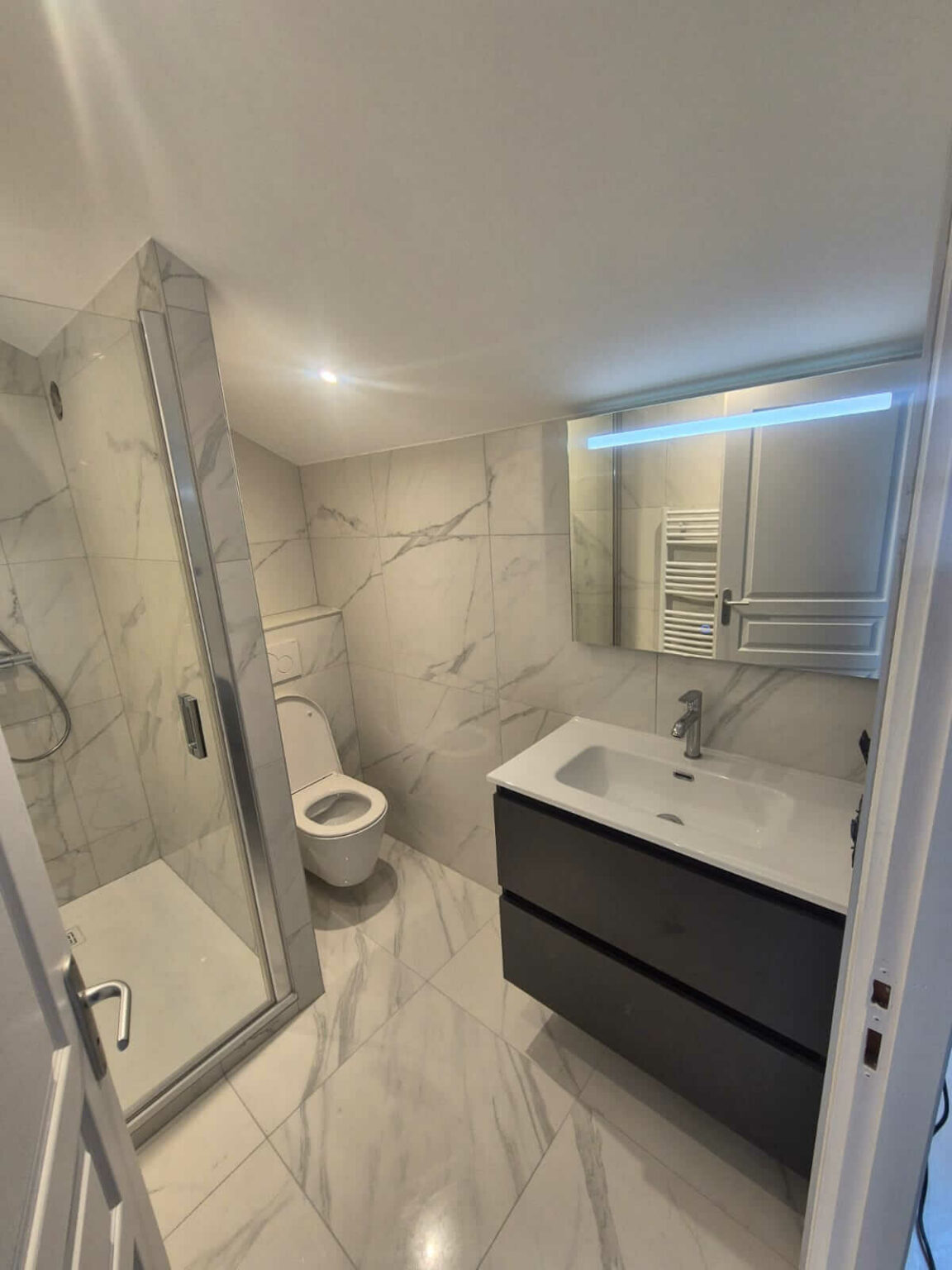 Salle de bain rénovée à Douvaine avec douche moderne