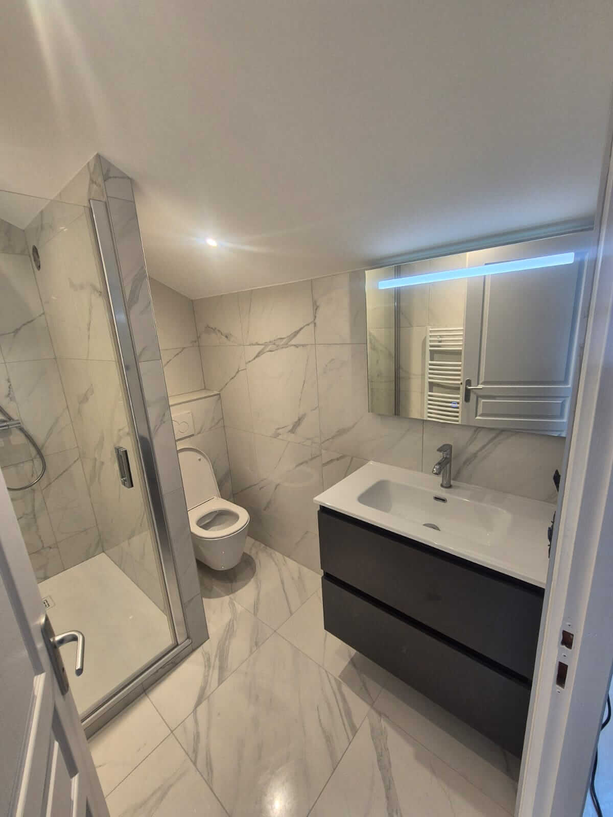 Salle de bain rénovée à Douvaine avec douche moderne