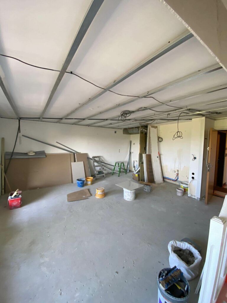 Travaux de rénovation de la pièce de vie à Douvaine avec préparation du plafond