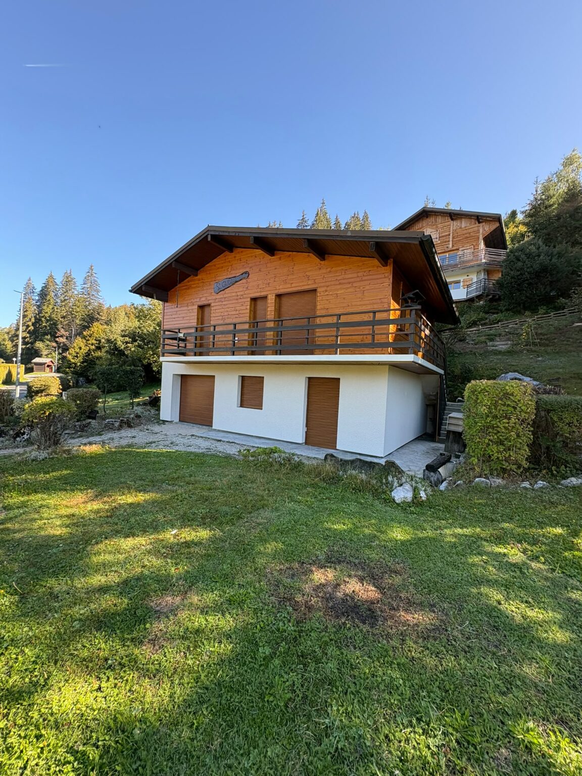 Façade en bois et soubassement blanc d'un chalet après rénovation énergétique aux Carroz d'Arraches
